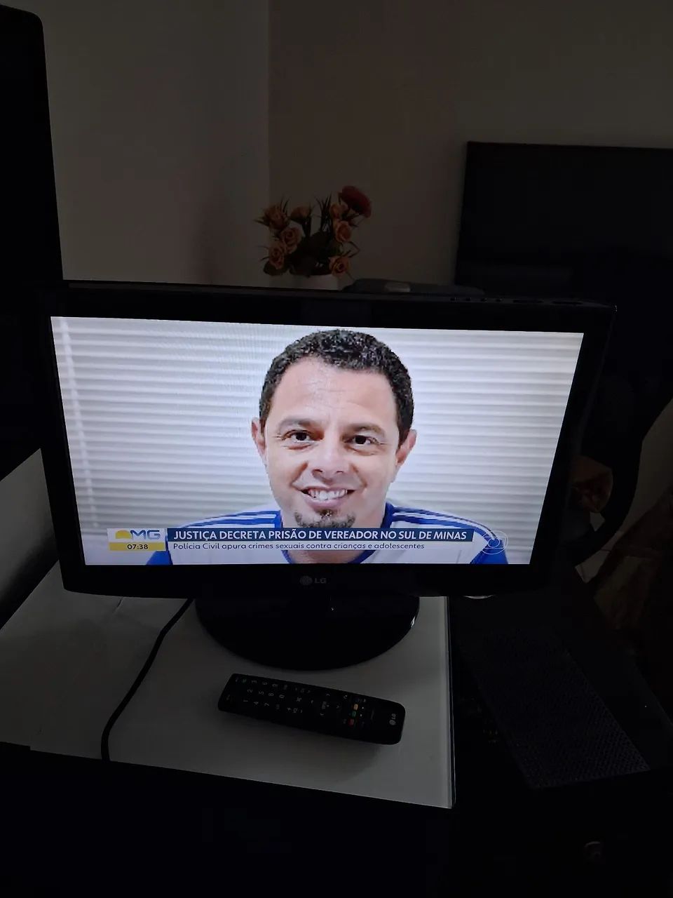 TV Monitor LG 22 Polegadas (Perfeita como TV e Monitor) + Controle e Cabos. - Foto 4
