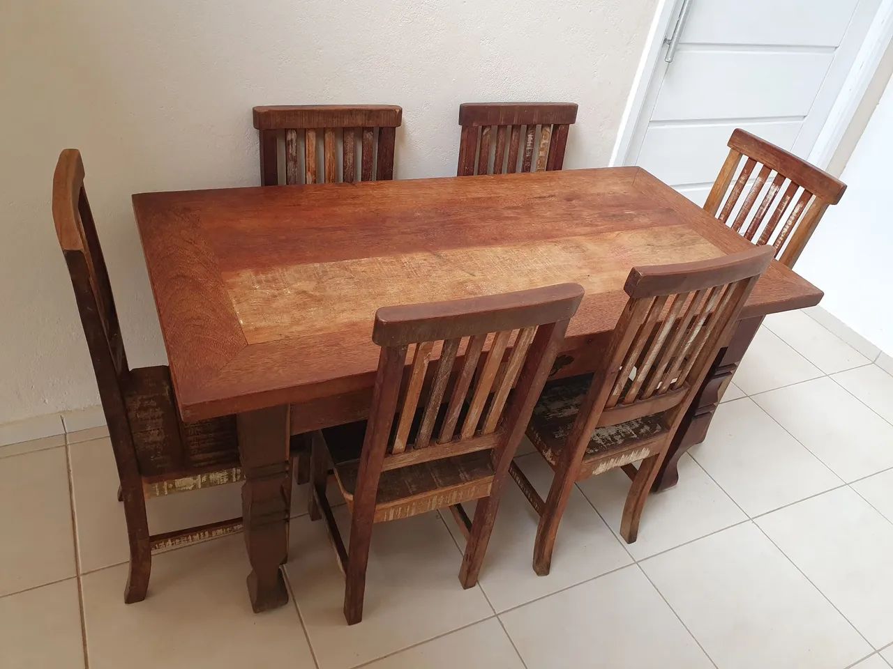 Mesa com 1 gaveta e 6 cadeiras de madeira demolição  - Foto 2