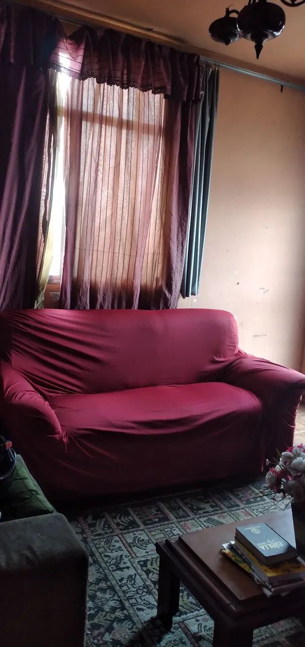 Vendo este sofá de 3 e 2 lugares precisa forrar ou usar com capa