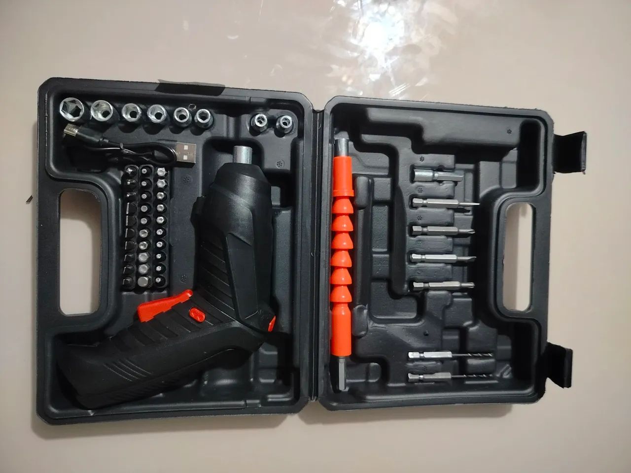 Parafusadeira a bateria com maleta - NOVA - Foto 5