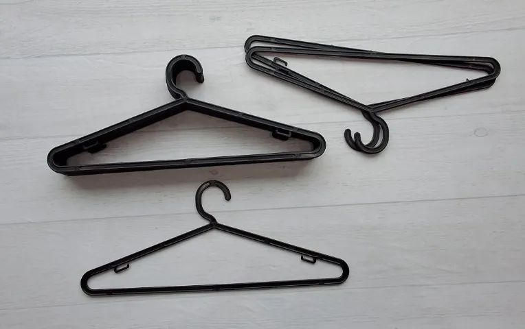 Kit  12 Cabides Plásticos Pretos  - Excelente Estado!