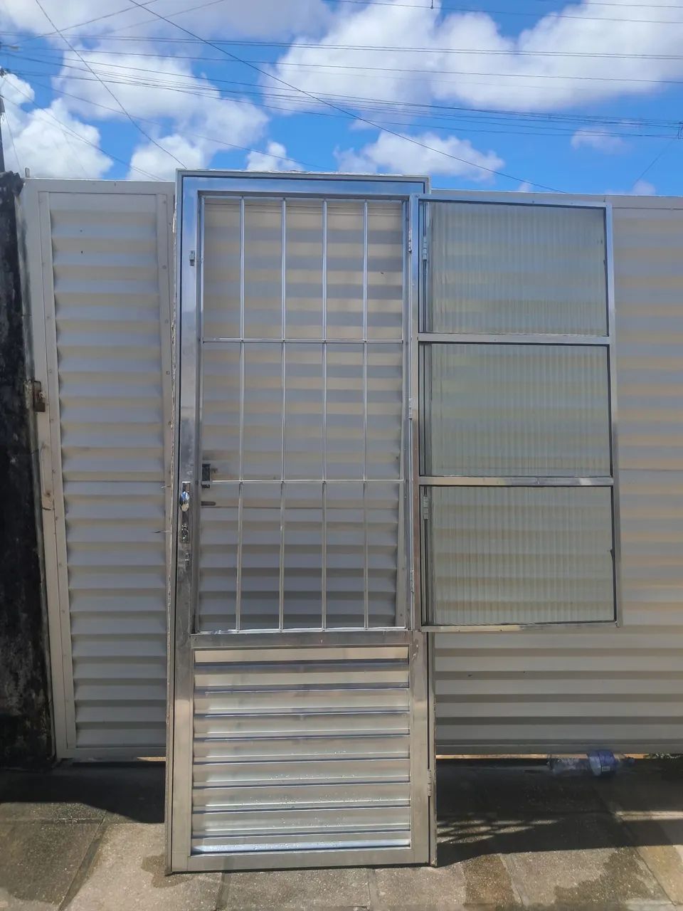 Porta de Alumínio com Postigo e Grade (2,10m x 0,80m) - Com Chave - Foto 3