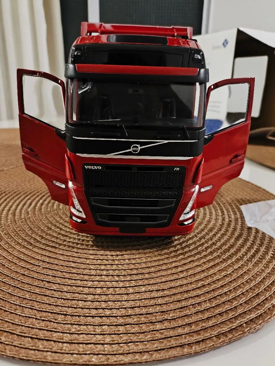 Miniatura volvo FH solido escala 1:24 - Hobbies e coleções - Vila