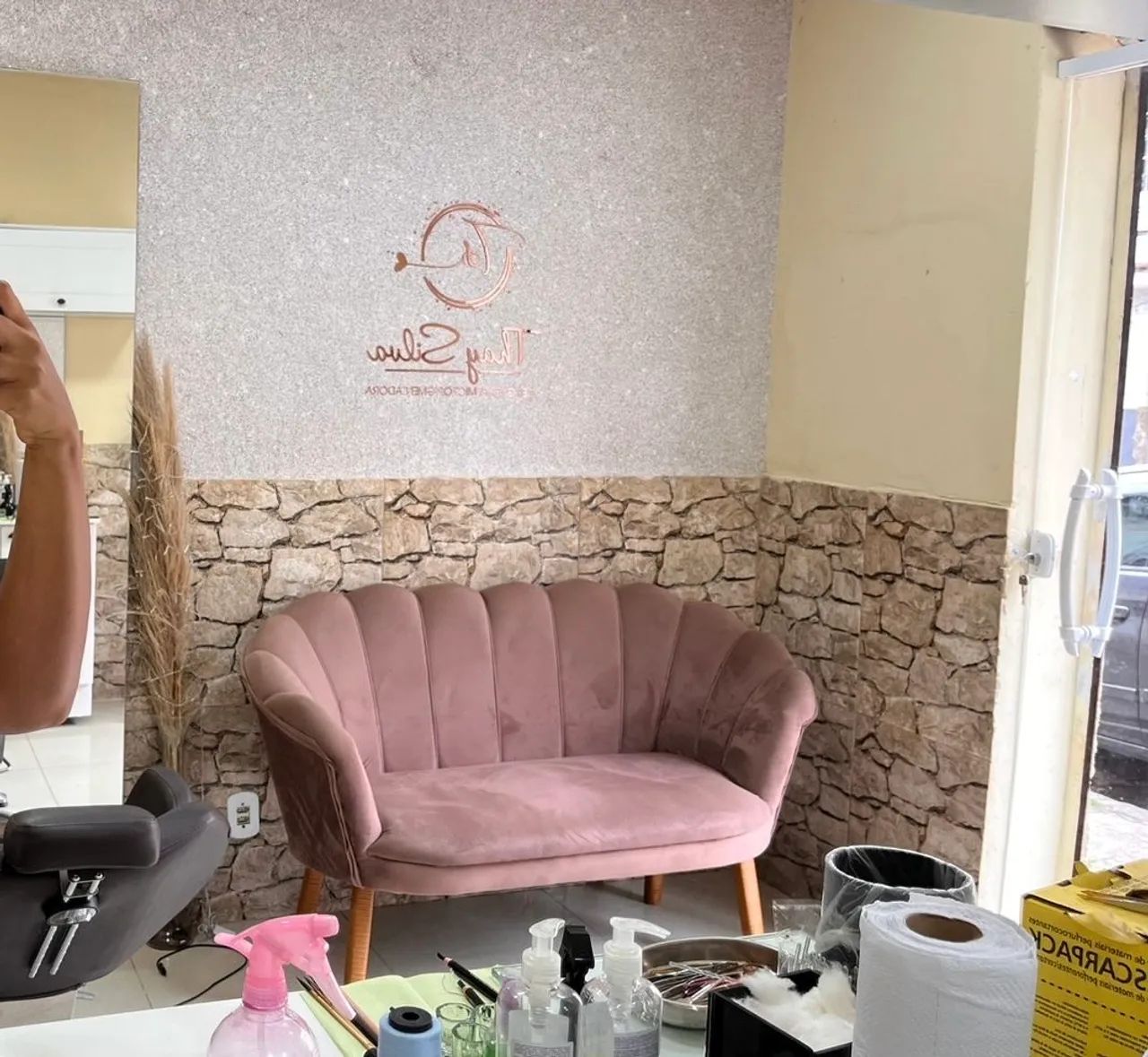 Sofá rosa de veludo 