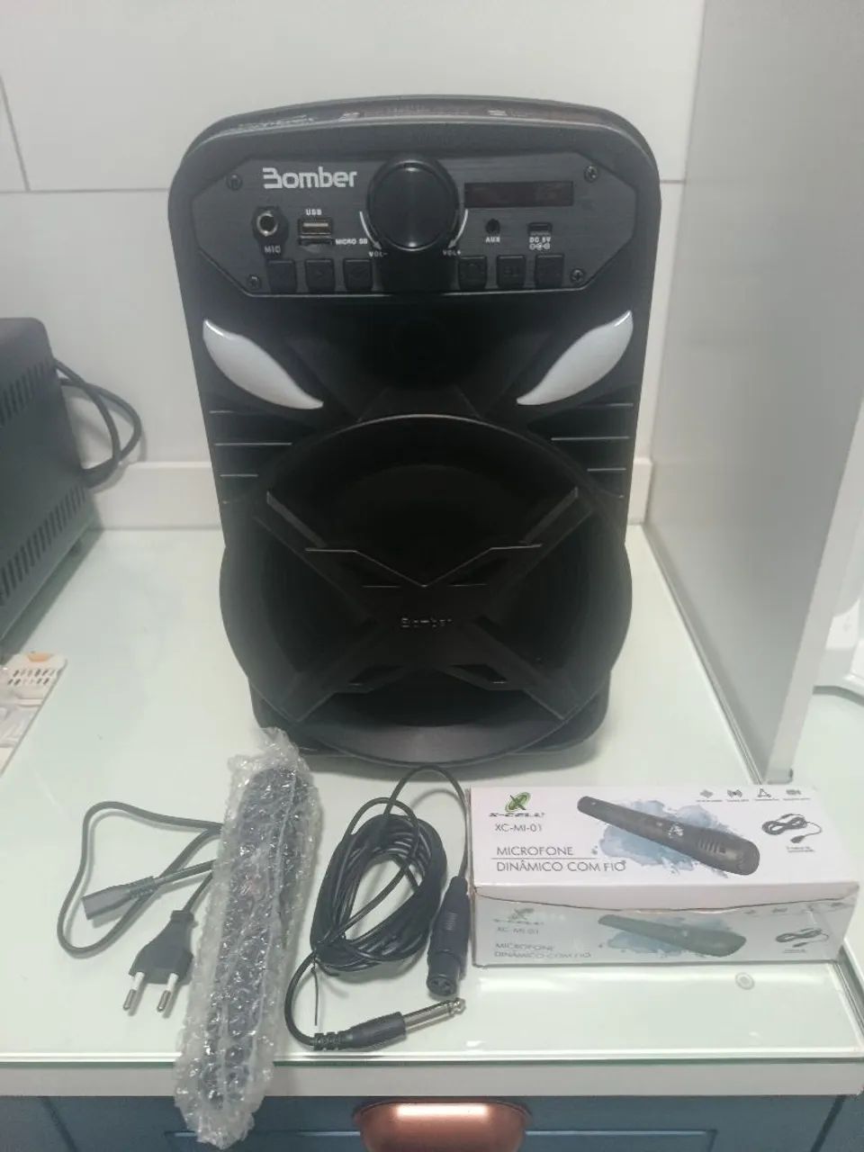 Caixa Bomber Papão 300 e Microfone XCMI01