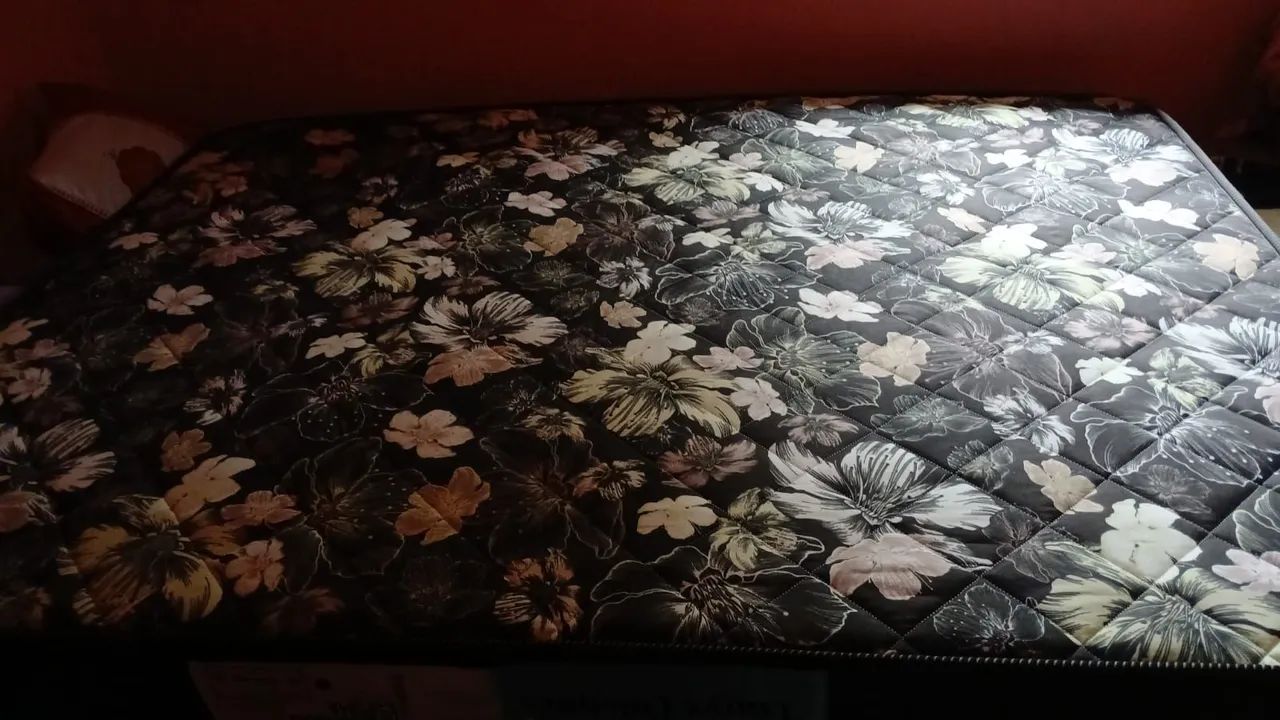 Vede-se colchão de casal
