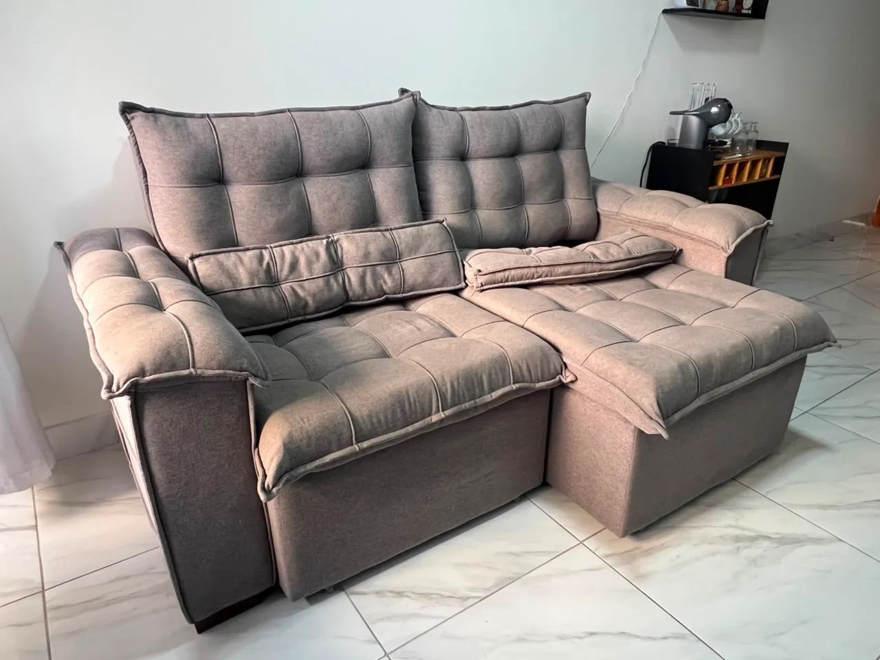Sofa retrátil e reclinável acompanha 2 puffs  - Foto 4