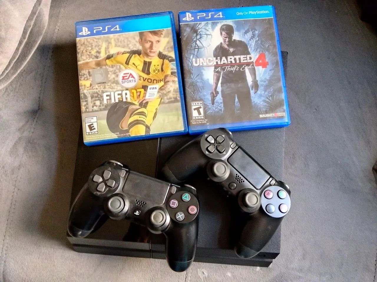 Playstation 4 com 2 controles 