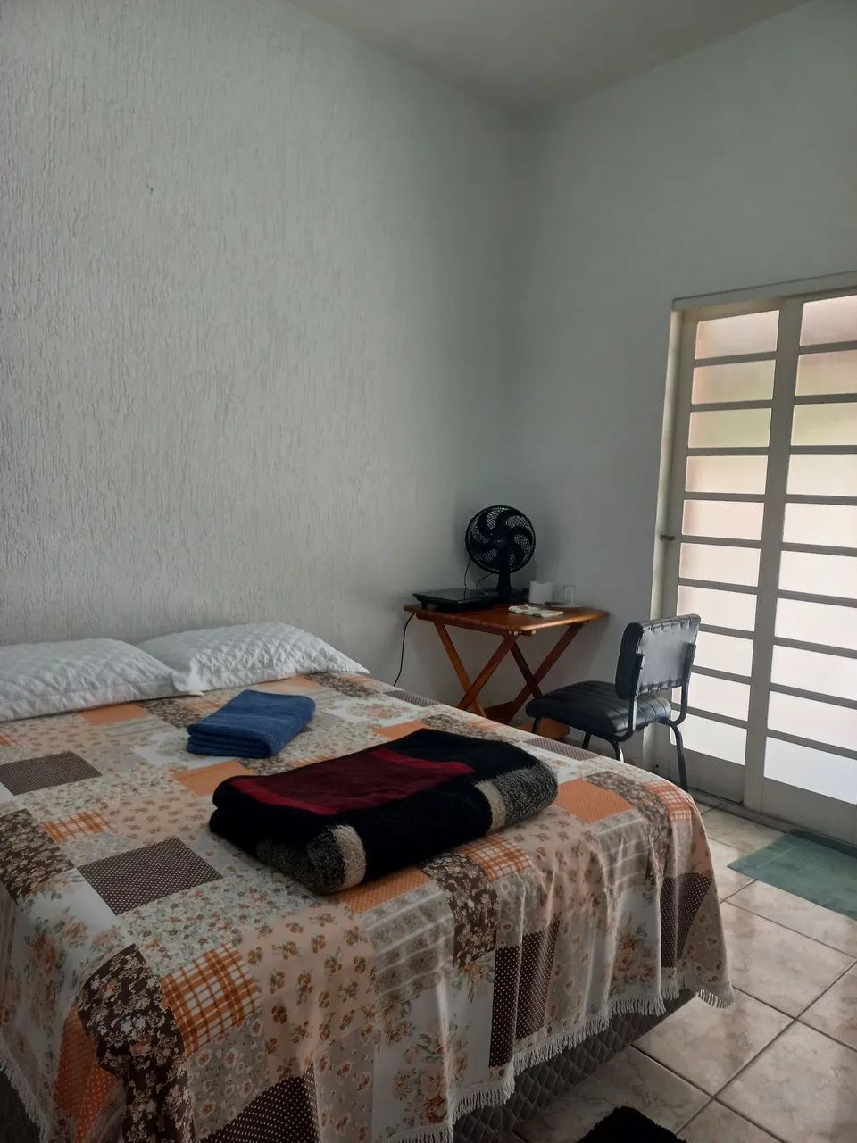 Quarto mobiliado com garagem no Tatuapé. 