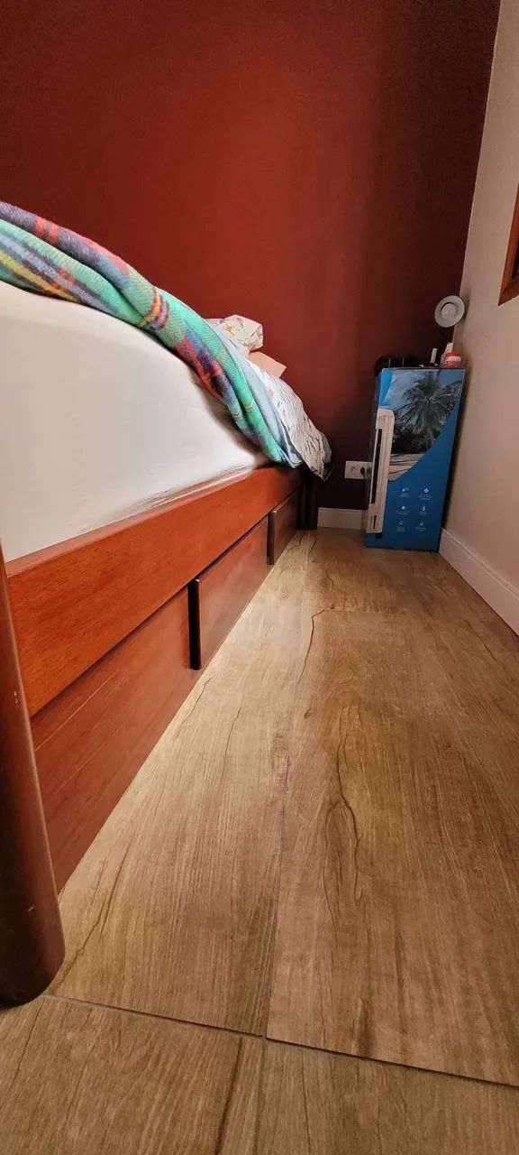 Vendo cama queen com 4 gavetas de madeira maciça  - Foto 5