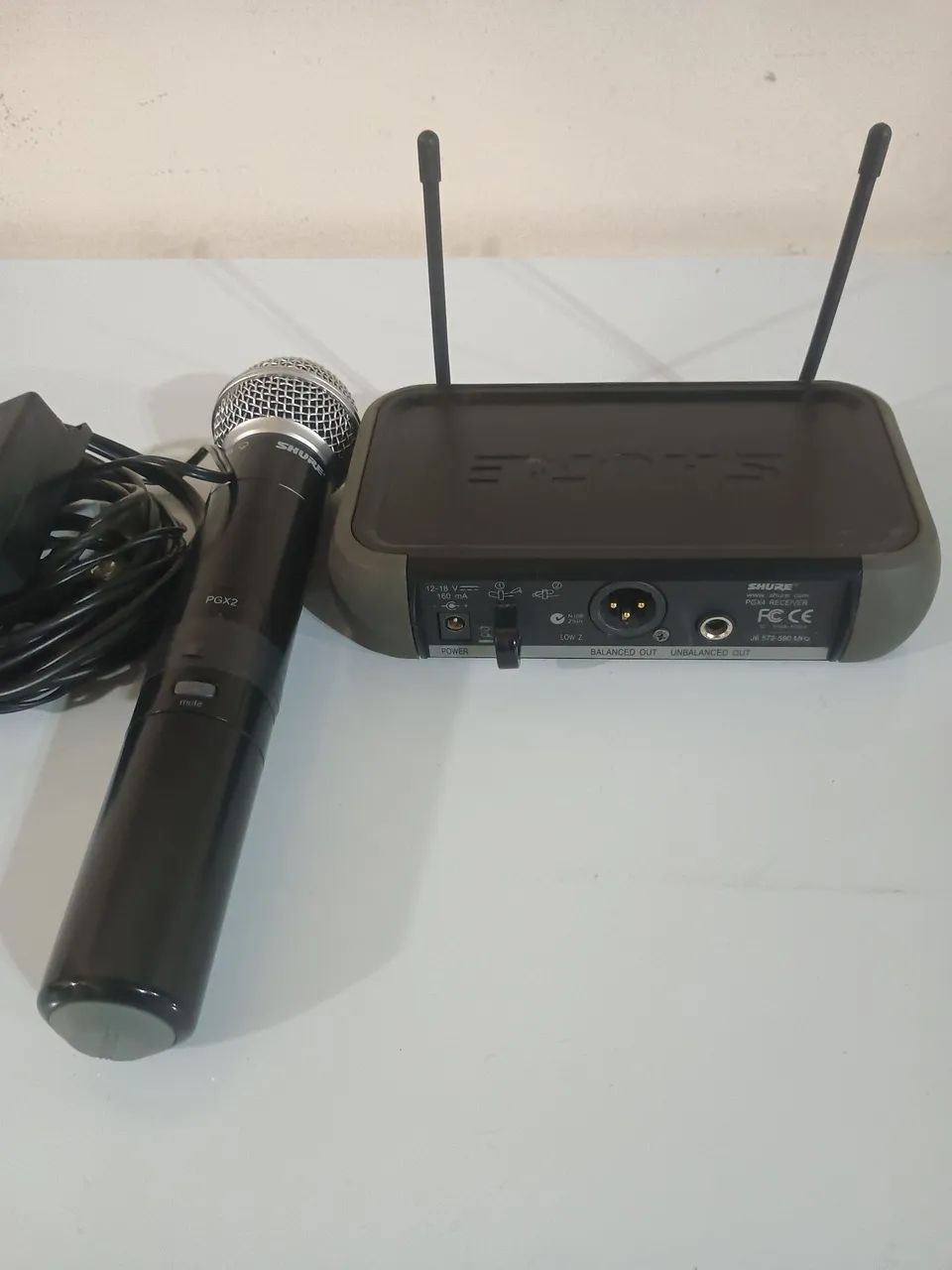 Microfone Sem Fio Shure - Base PGX4 e Bastão Beta58A. - Foto 3