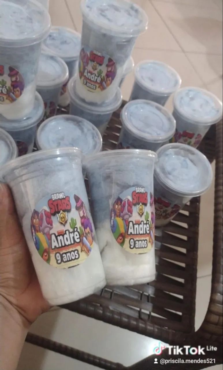 Diversos copos de algodão doce 