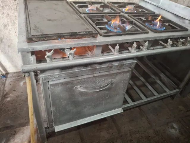 Fogão industrial com chapa e forno 