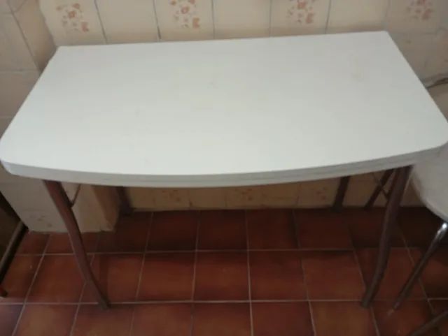 Mesa dobrável com 4 banquetas