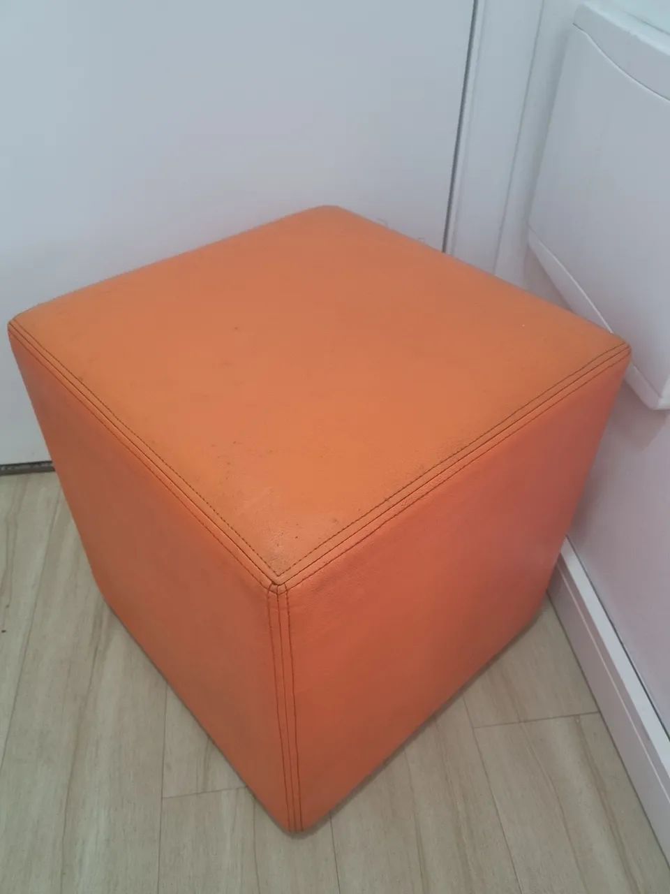 Puff laranja 44 x 44 X 44 cm. De qualidade, seminovo,  retira  - Foto 2