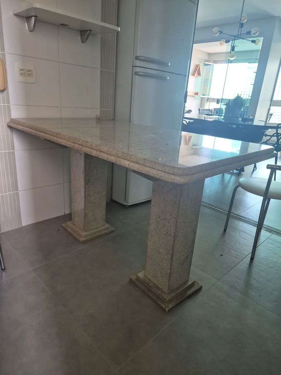 Mesa granito. Excelente conservação. 