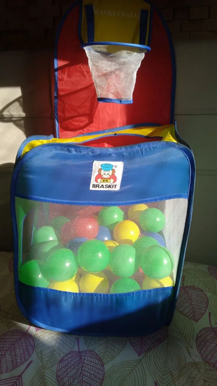 Jogo infantil de basquete de bolinhas 