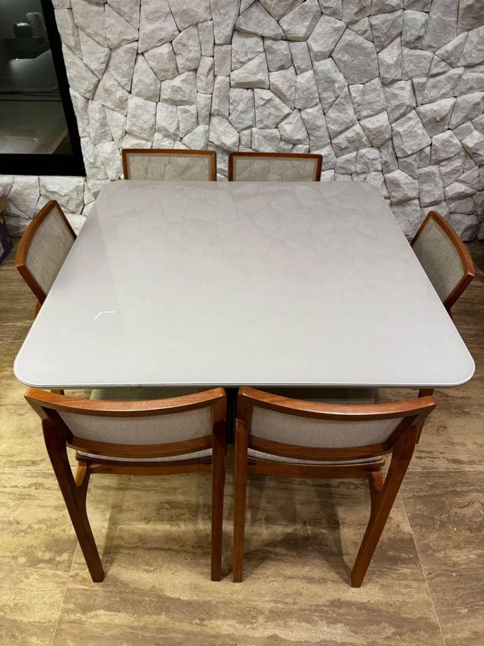 Mesa de jantar com 6 cadeiras!