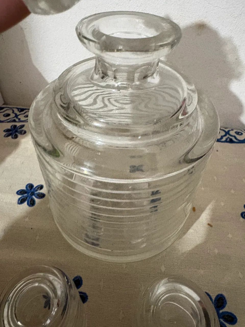 conjunto licoreira antiga em vidro canelado com 5 copos - Foto 2