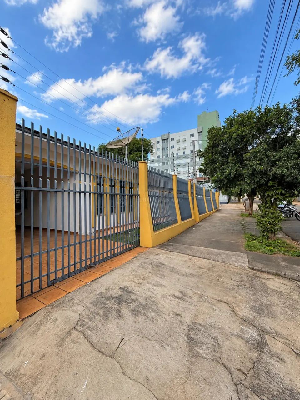 Casa de esquina com 3 quartos, suíte e amplo espaço externo - Zona 07 - UEM | Maringá - Foto 2