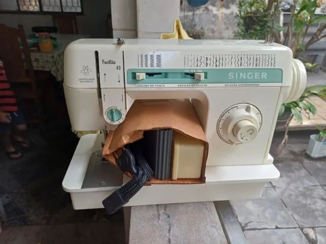 Máquina de costura Singer Facilita 43 + Gabinete