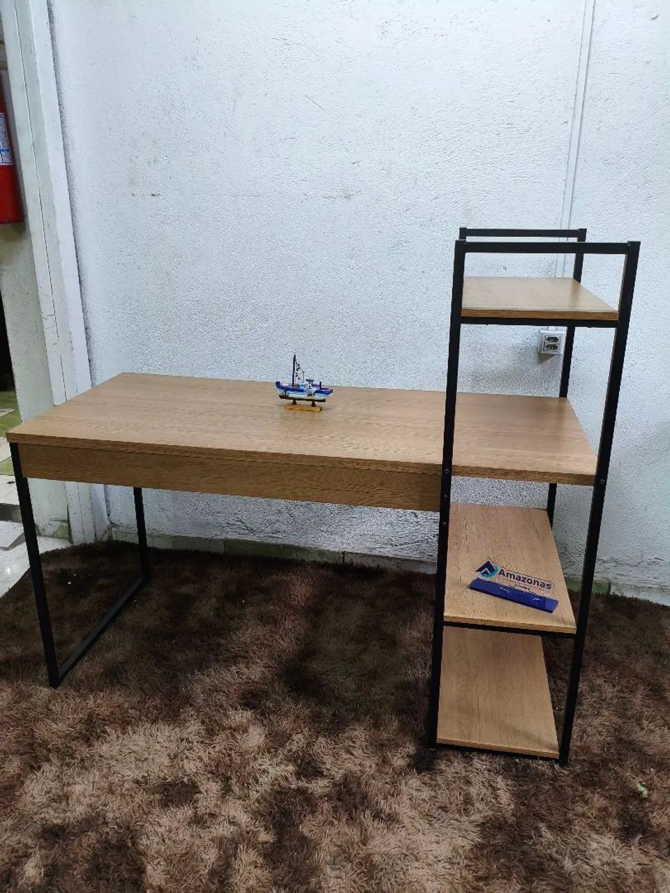 Mesa com Prateleiras - Usada  - Foto 2