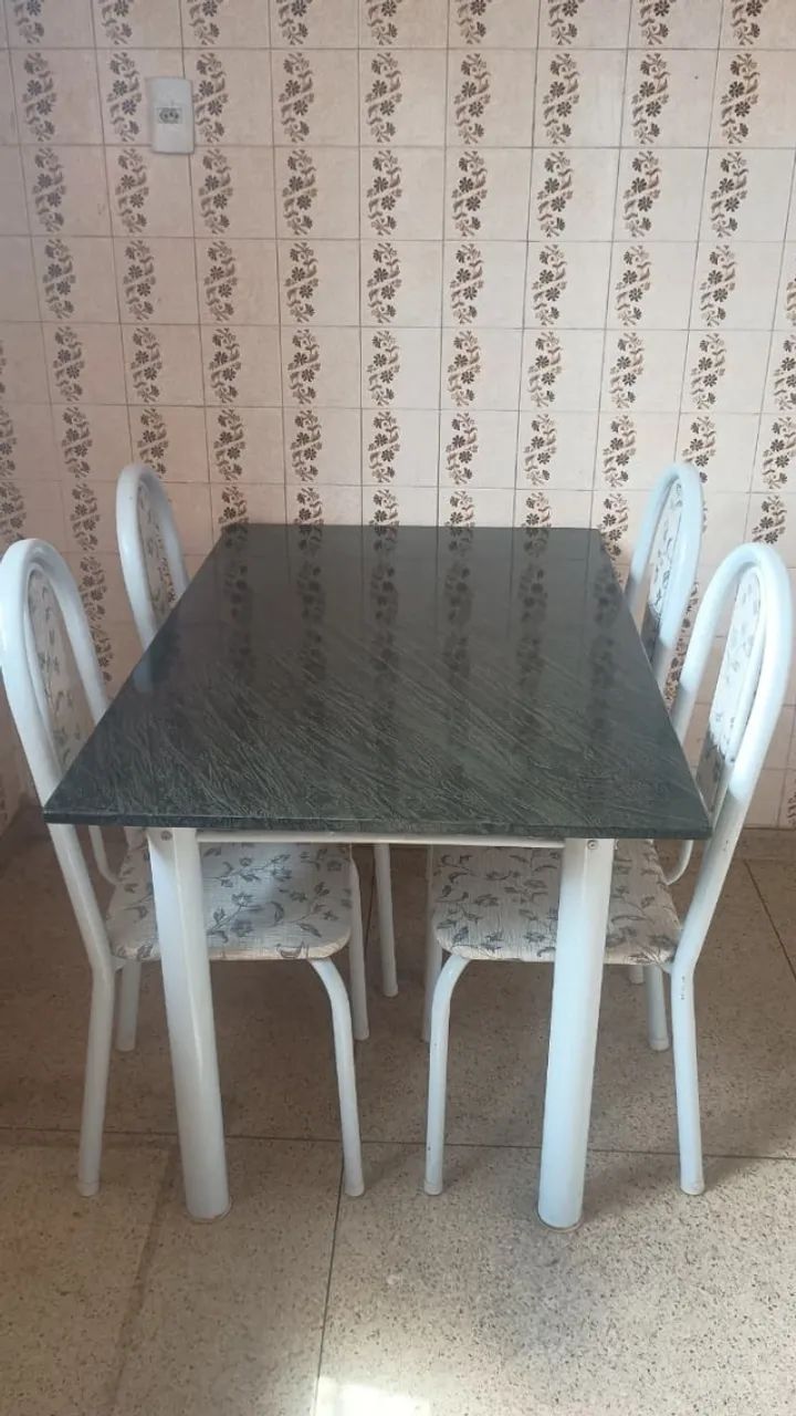 Mesa de jantar com tampo de granito