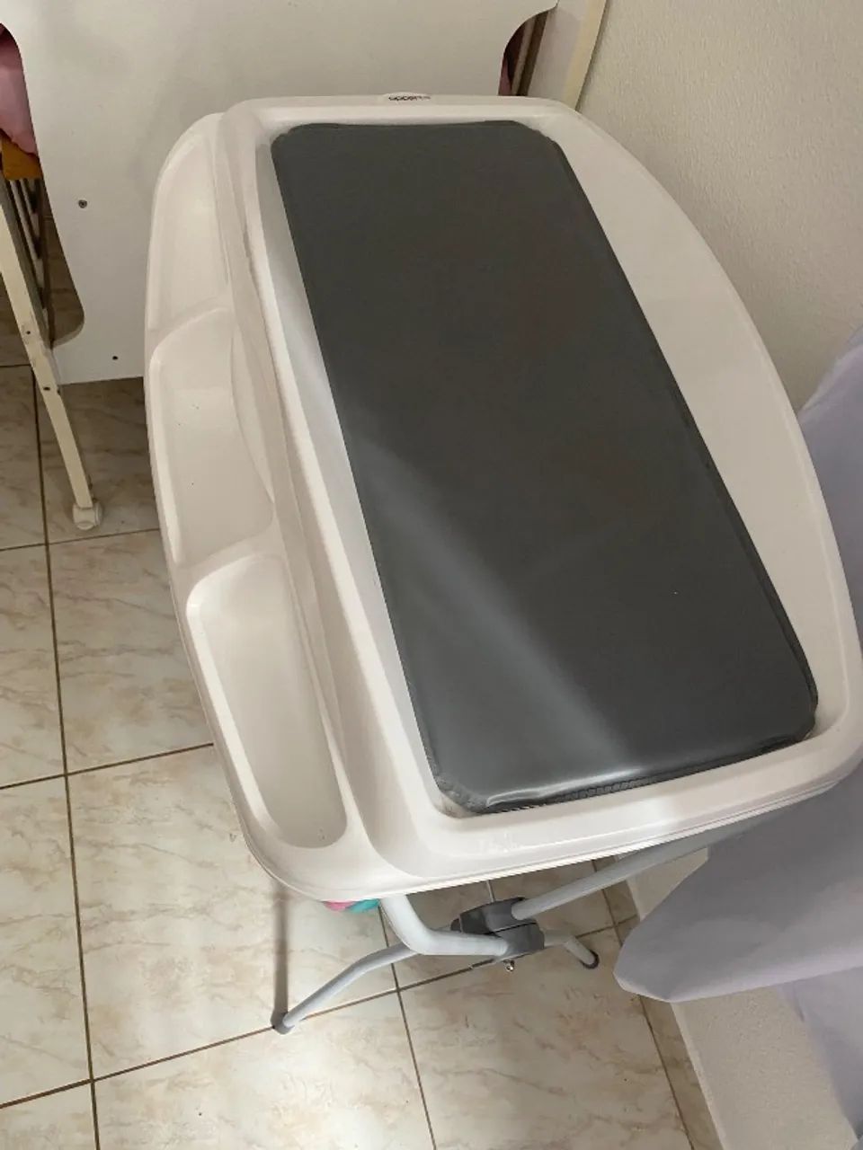 Banheira branca com suporte