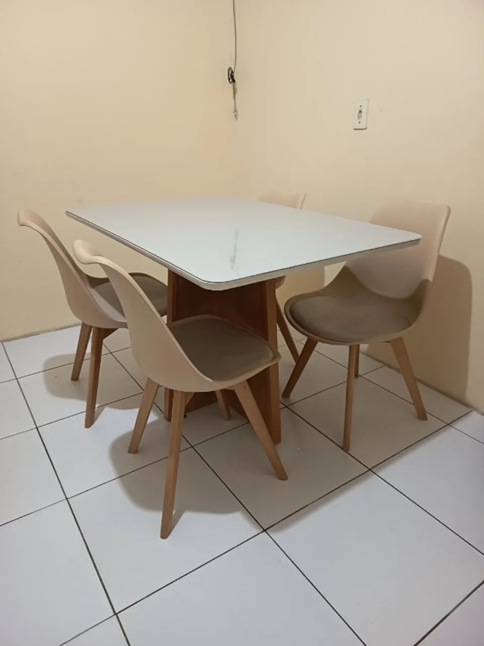 Mesa de Jantar com 4 Cadeiras Eames Estofadas 120x80