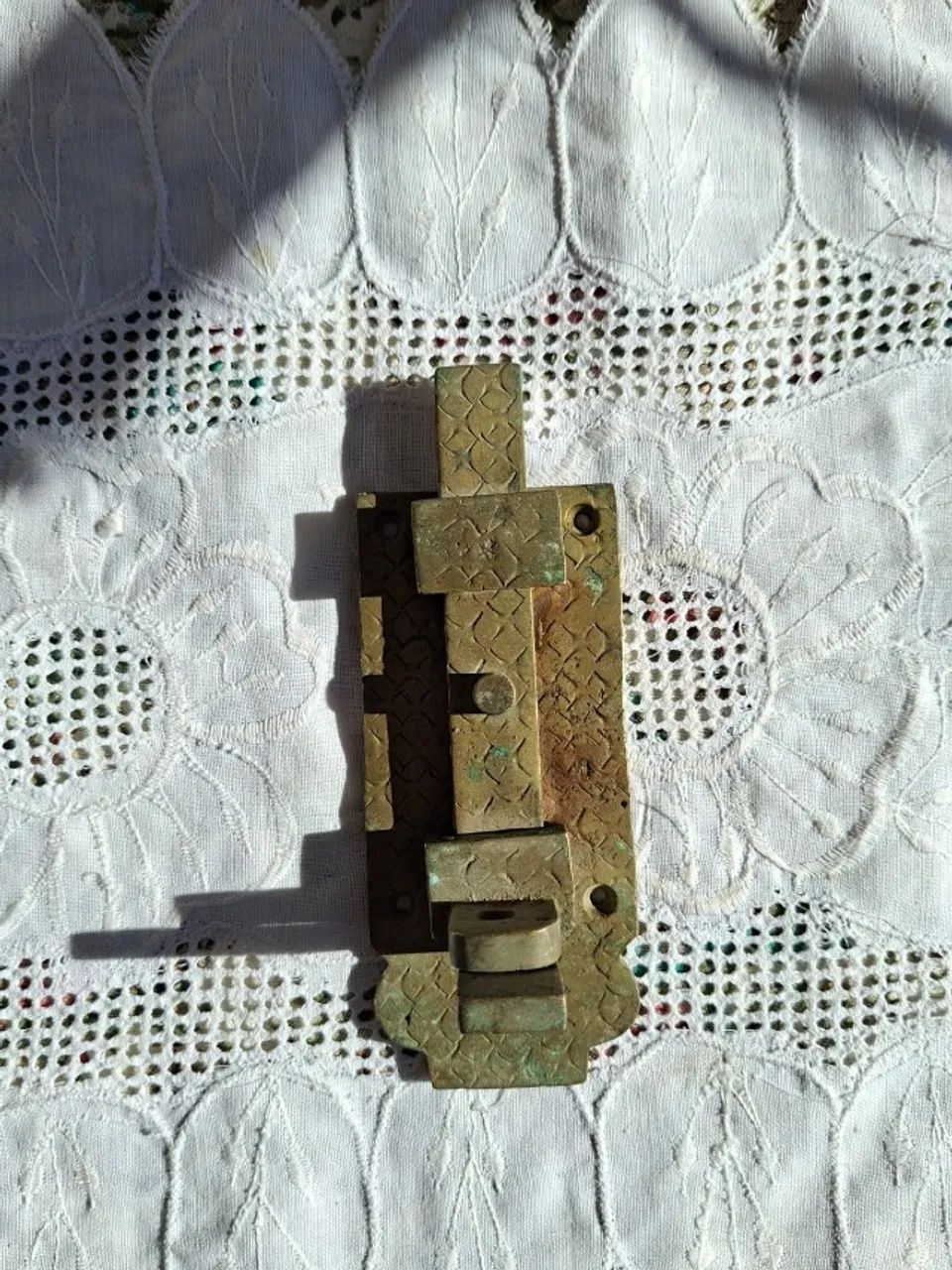 Trinco antigo em bronze 