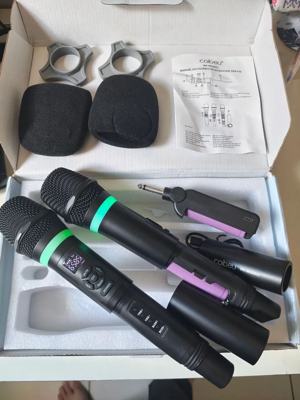Microfone Duplo Sem Fio, Recarregável Coibeu. Funciona com Bateria e tem efeitos. - Foto 4