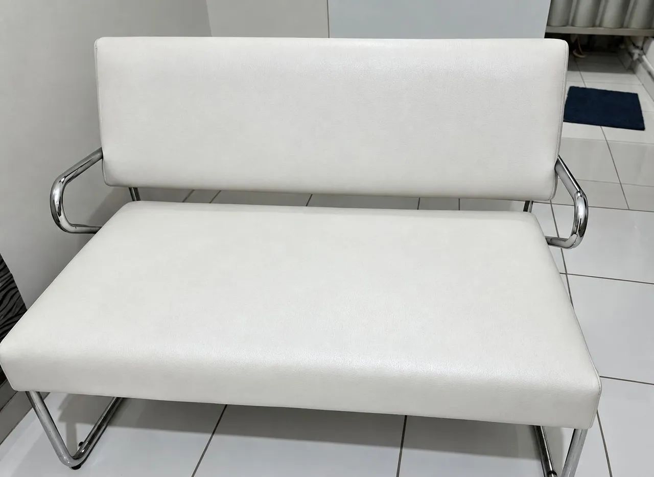 Estofado 3 lugares em couro design moderno 