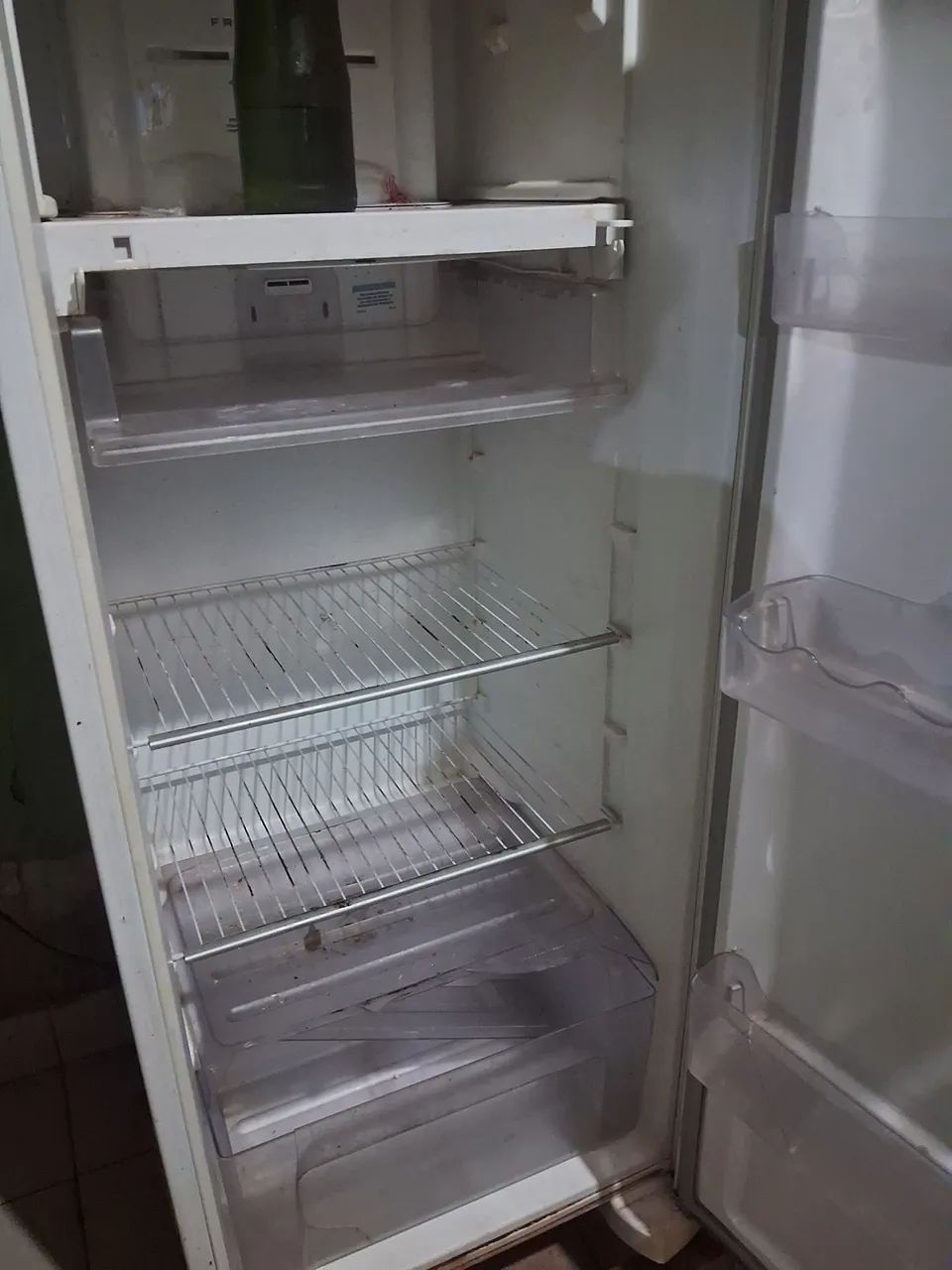 Vendo geladeira e TV antiga 