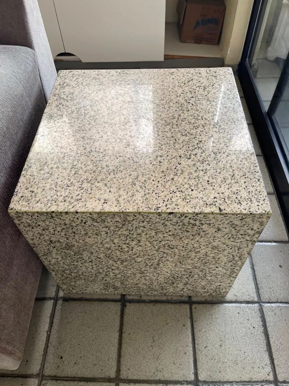 Mesinha de canto em granito 