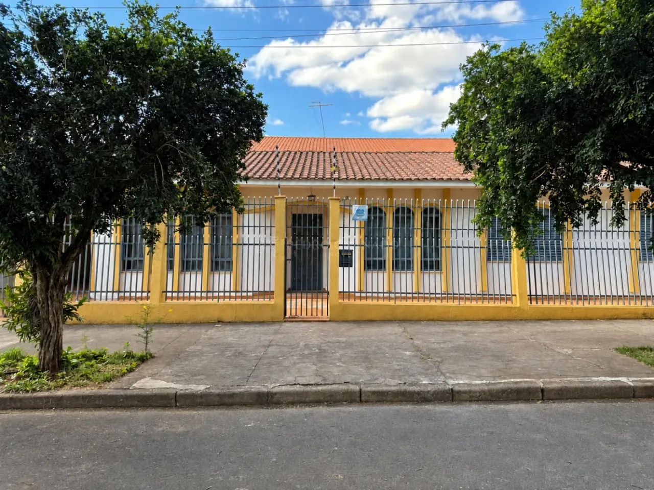 Casa de esquina com 3 quartos, suíte e amplo espaço externo - Zona 07 - UEM | Maringá