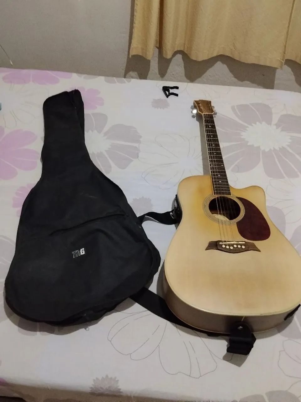 Violão elétrico Michael folk completo. Com capa, alça, e capotraste 