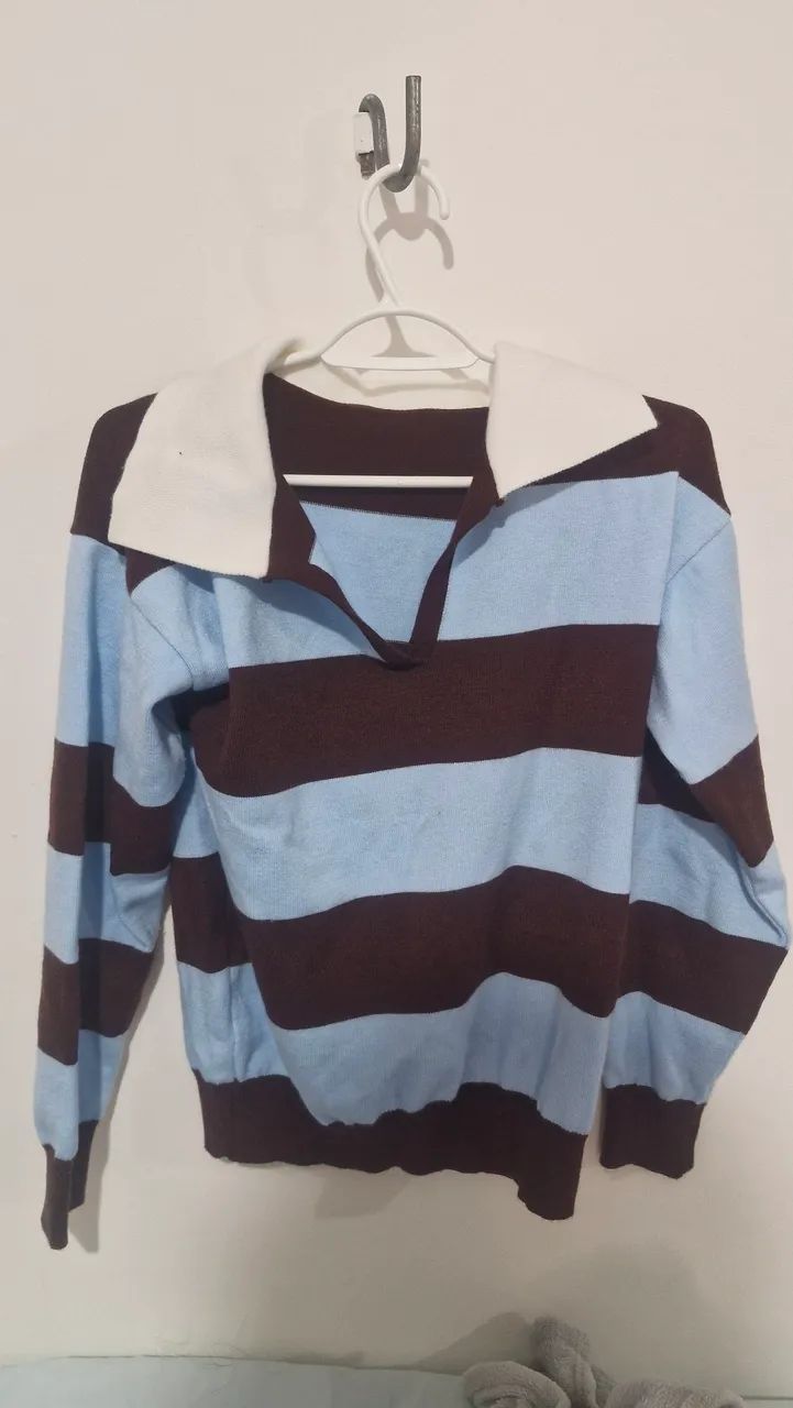 Blusa/ casaco listrado com gola.