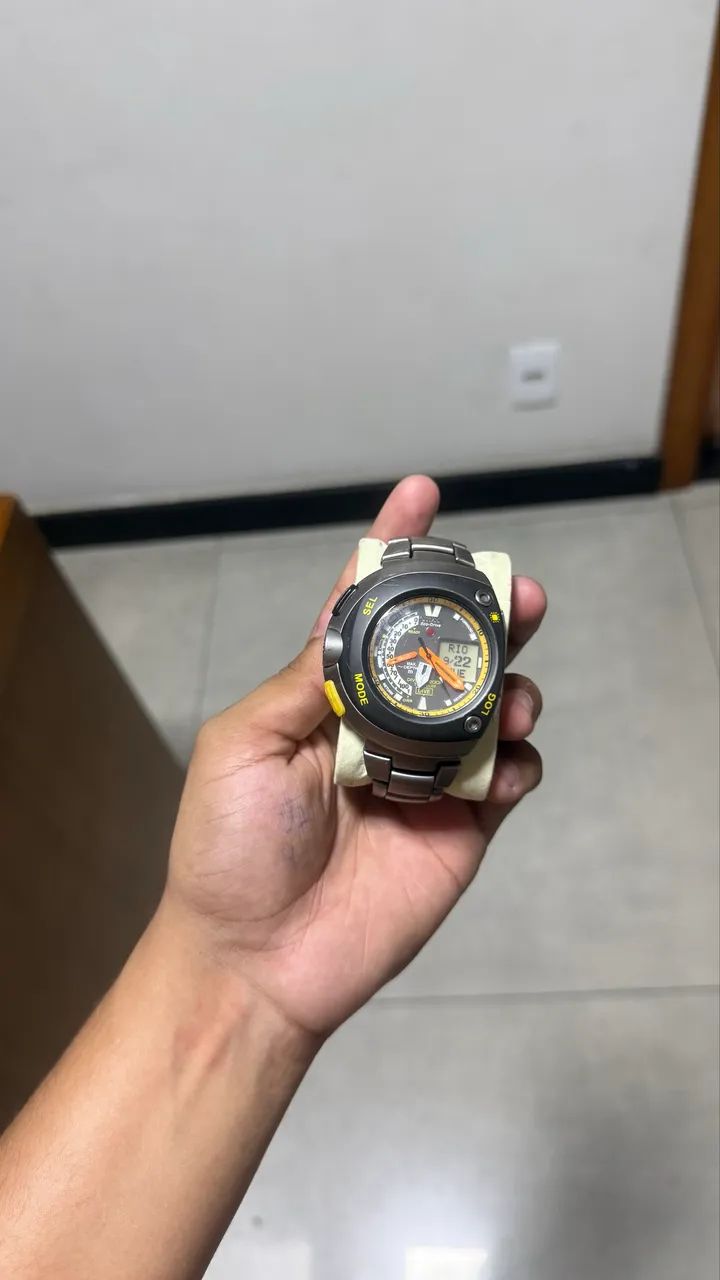 Relogio citizen meia lua titanium amarelo - Foto 5