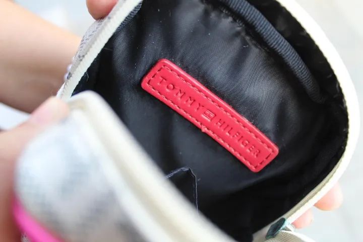 bolsa tommy hilfiger transversal branca e rosa - Foto 4