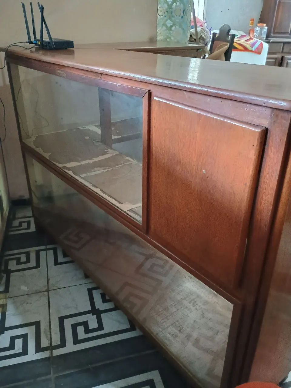 Vendo Balcão em L de Madeira com Vitrine de Vidro - Resistente - Foto 3