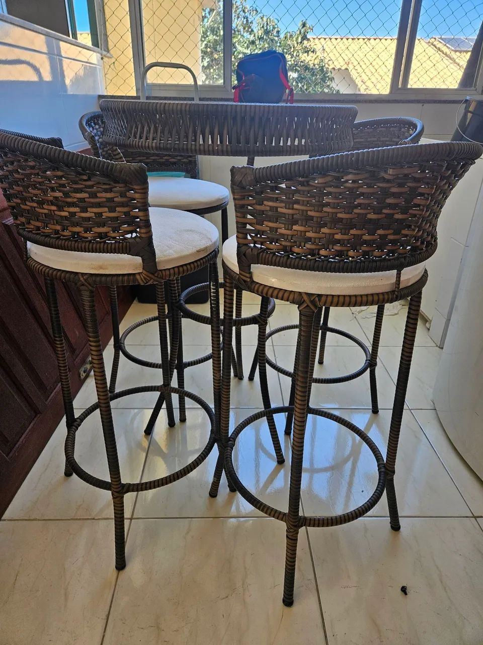 Mesa com 4 banquetas  - Foto 3