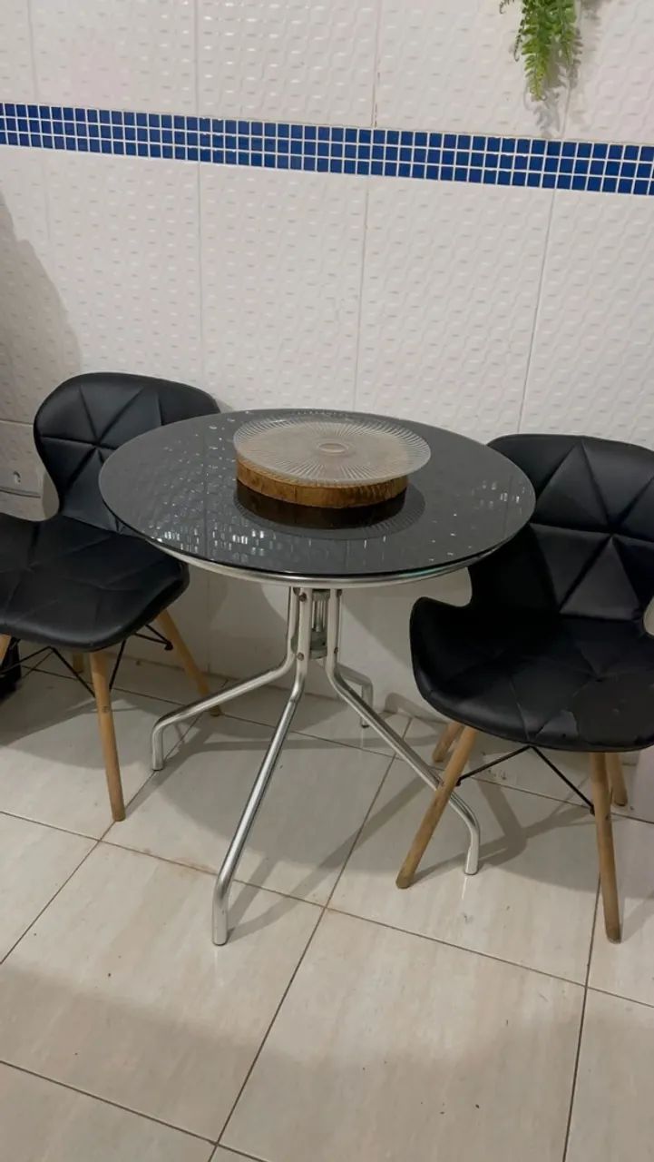 Mesa com duas cadeiras 