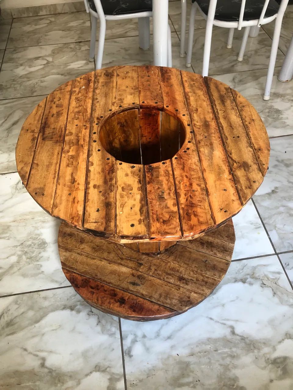 Mesa com porta balde de gelo com Rodana 