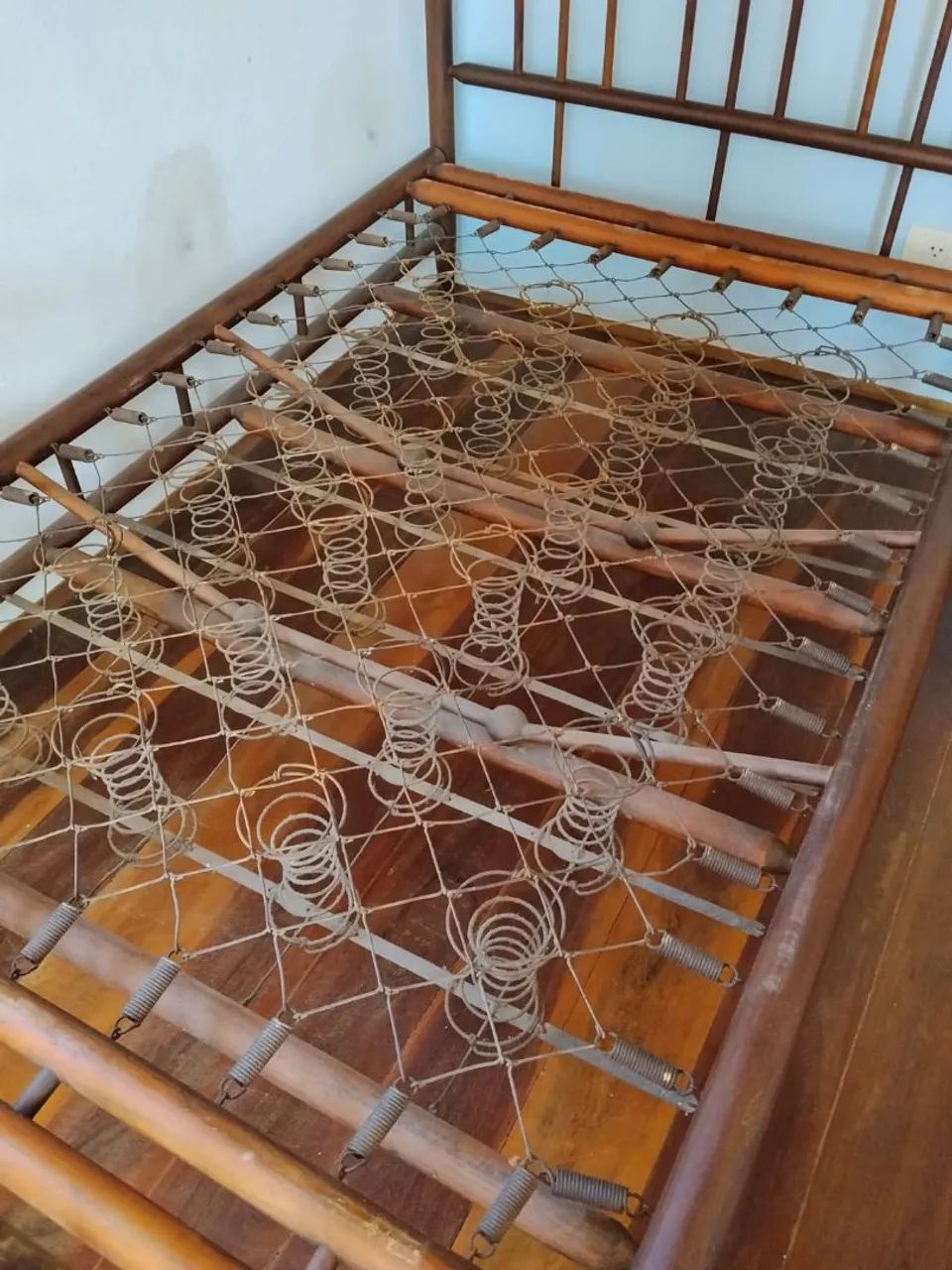 Cama patente de madeira antiga  - Foto 2