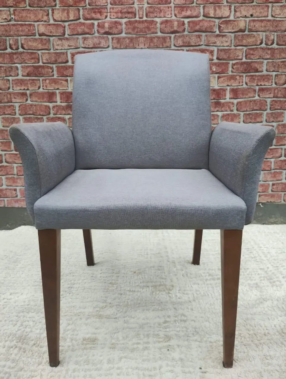 POLTRONA / CADEIRA DE JANTAR ESTOFADA COM BRAÇOS - DESIGN SOFISTICADO