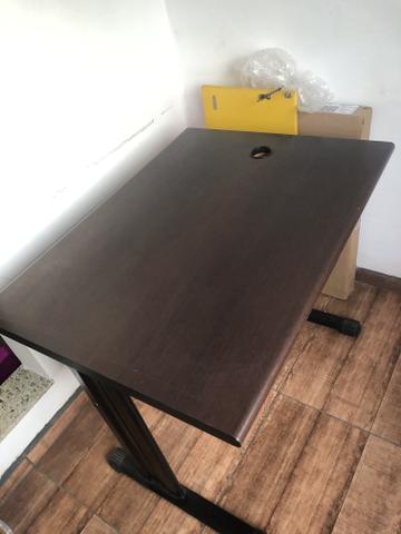 Vendo mesa para computador em perfeitas condições R$150,00 Zap *