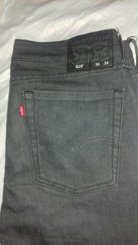 2 calças masculinas da levis número 40,por 80 reais as duas - Foto 2