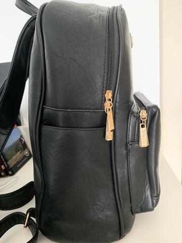 Mochila preta em couro ecológico - Foto 2