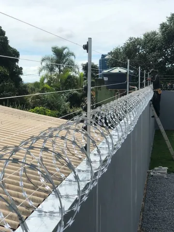 Concertina Dupla clipada, cerca elétrica, motor de portão, câmeras de segurança.