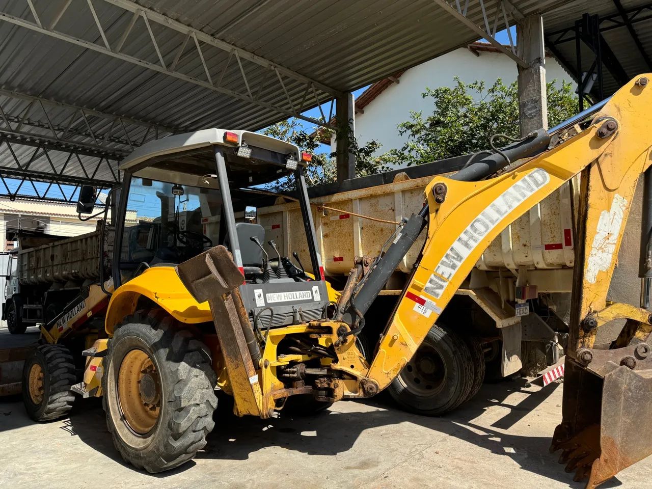 RETROESCAVADEIRA NEW HOLLAND Tratores e máquinas agrícolas Macaé